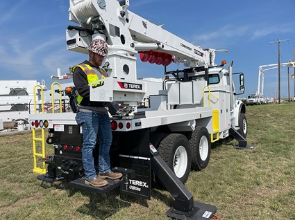 Digger derrick operator using Terex Flex Pro controls