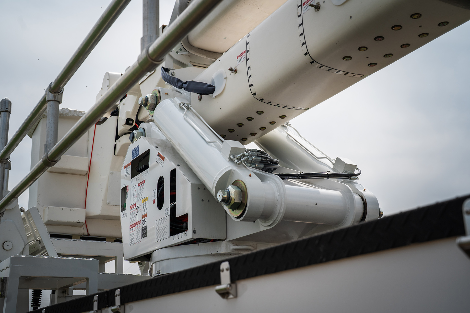 Hydraulic lift cylinders on Terex aerial device