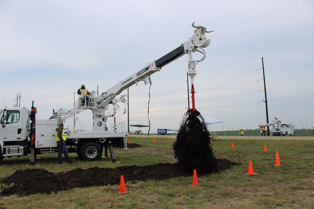 Terex Digger Derrick digging hole