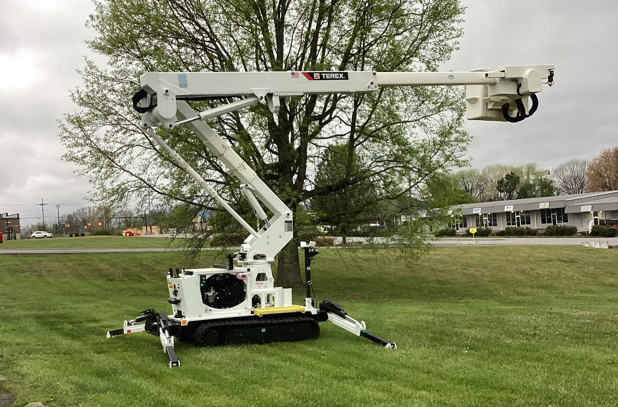 Rubber-tracked backyard aerial device
