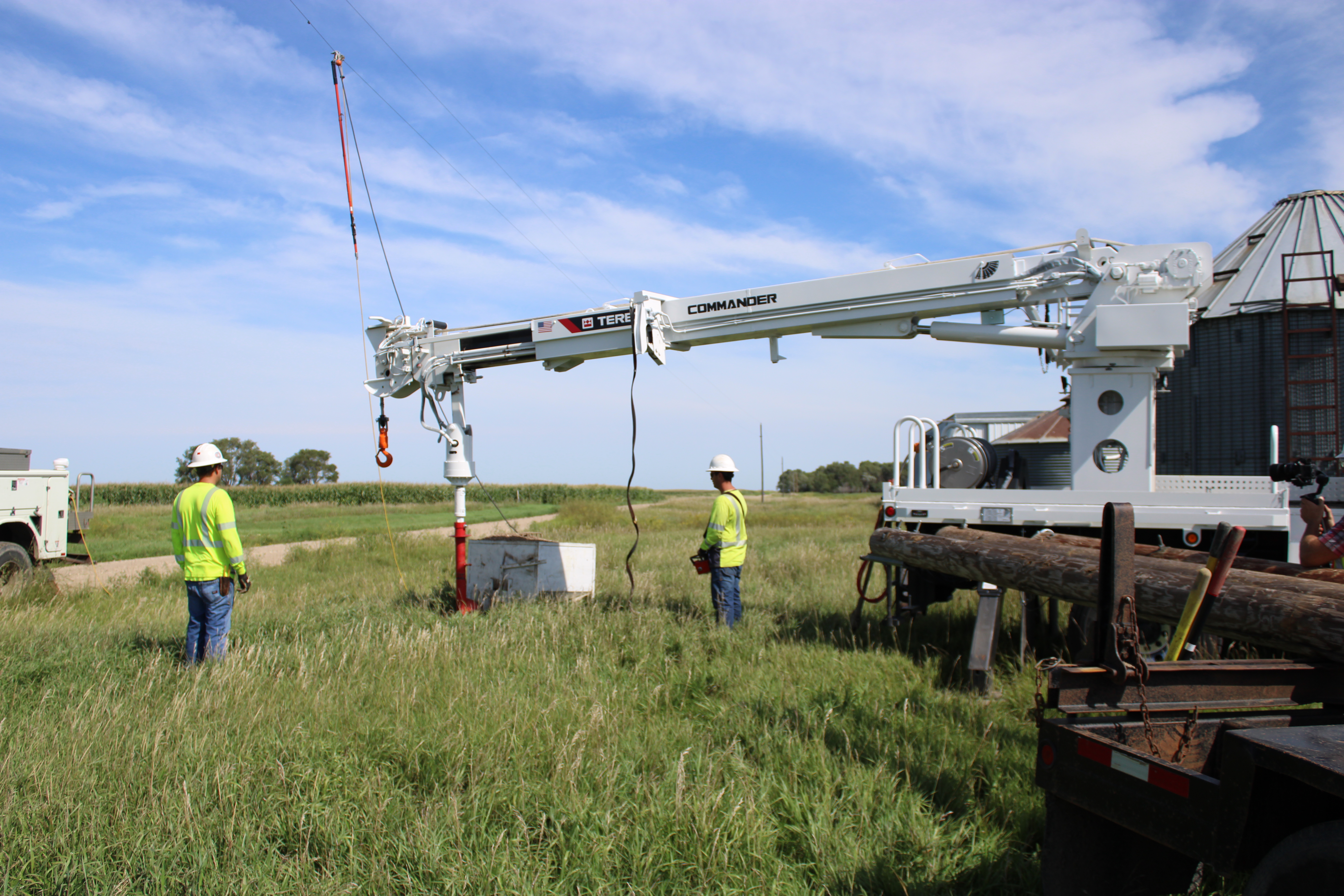 Lineworkers operating Terex digger derrick