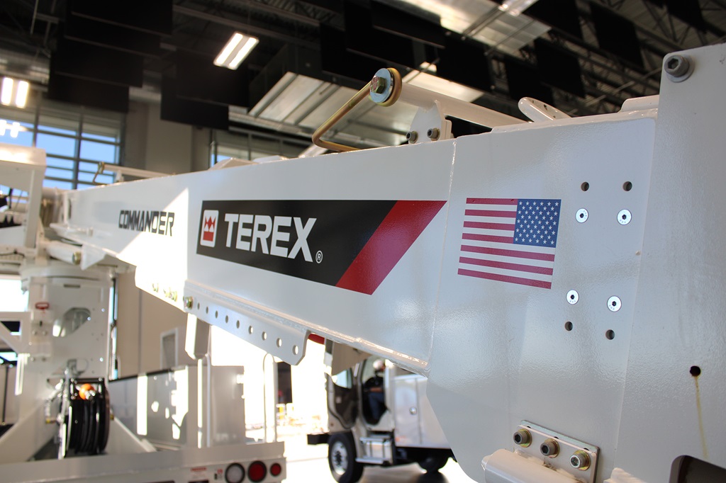 Terex digger derrick boom with flag