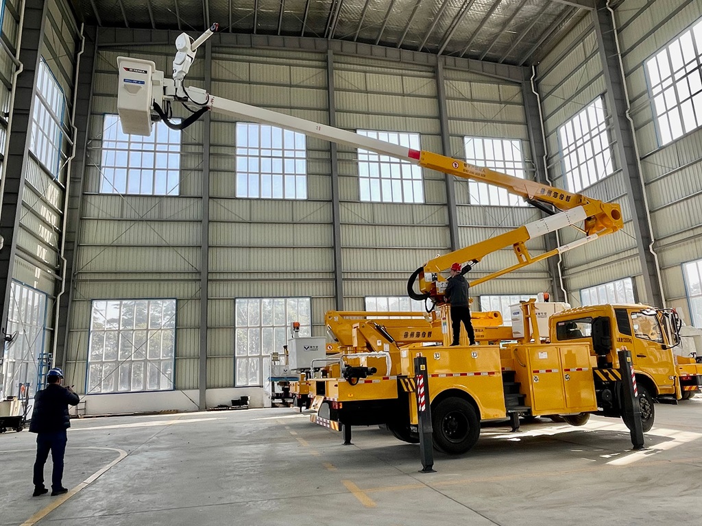 Terex international TL60i bucket truck with boom raised