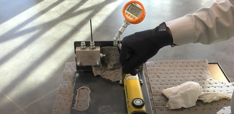 Terex technician checking pressure